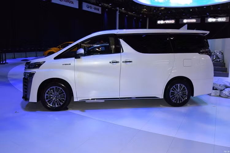 Cụm điều khiển trung tâm vẫn giữ lại một số nút bấm và núm xoay kiểu truyền thống, nhưng không vì thế mà mất đi vẻ sang trọng. Trên phương diện công nghệ, mẫu minivan cao cấp này được trang bị thêm nhiều chức năng hỗ trợ lái xe an toàn, bao gồm hệ thống cảnh báo sớm va chạm trước phía với chức năng phát hiện người đi bộ, hỗ trợ nhận dạng biển báo hiệu, cảnh báo chệch làn đường, tự động chuyển đèn pha xa, hệ thống kiểm soát hành trình thích nghi, và nhiều thứ khác nữa.