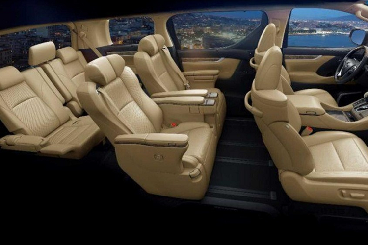 Kỳ lạ, Toyota dường như không hề có thông cáo báo chí nào rõ ràng về Crown Vellfire, và sự ra mắt của nó tại Triển lãm Ô tô Thượng Hải năm nay cũng không hề náo nhiệt. Thông qua một số nguồn tin địa phương, ta biết được rằng xe sẽ có 3 phiên bản, giá xe Toyota Crown Vellfire 2021 dao động từ 839.000 – 920.000 nhân dân tệ (khoảng 2,97 – 3,26 tỷ đồng).