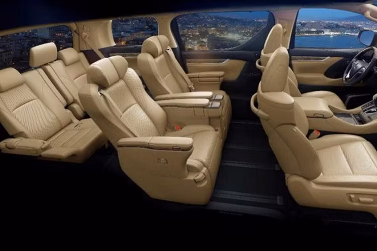 Kỳ lạ, Toyota dường như không hề có thông cáo báo chí nào rõ ràng về Crown Vellfire, và sự ra mắt của nó tại Triển lãm Ô tô Thượng Hải năm nay cũng không hề náo nhiệt. Thông qua một số nguồn tin địa phương, ta biết được rằng xe sẽ có 3 phiên bản, giá xe Toyota Crown Vellfire 2021 dao động từ 839.000 – 920.000 nhân dân tệ (khoảng 2,97 – 3,26 tỷ đồng).