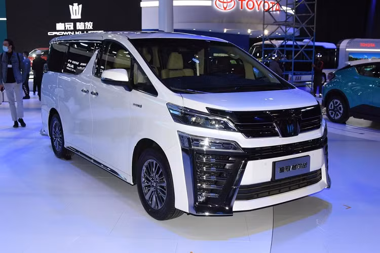 Toyota Crown Kluger không phải là sự bất ngờ duy nhất mà hãng xe Nhật Bản mang tới Triển lãm Ô tô Thượng Hải lần này, bởi chia sẻ san khấu cùng với nó còn có một mẫu xe mang tên Crown khác nhưng thay vì là SUV, đây lại là một mẫu minivan. Tương tự như SUV Crown Kluger, minivan Crown cũng là một mẫu xe “đóng lại” nhãn hiệu chứ không phải mới hoàn toàn. Nó được đặt tên Toyota Crown Vellfire 2021 mới và bán qua liên doanh địa phương với FAW của Toyota.