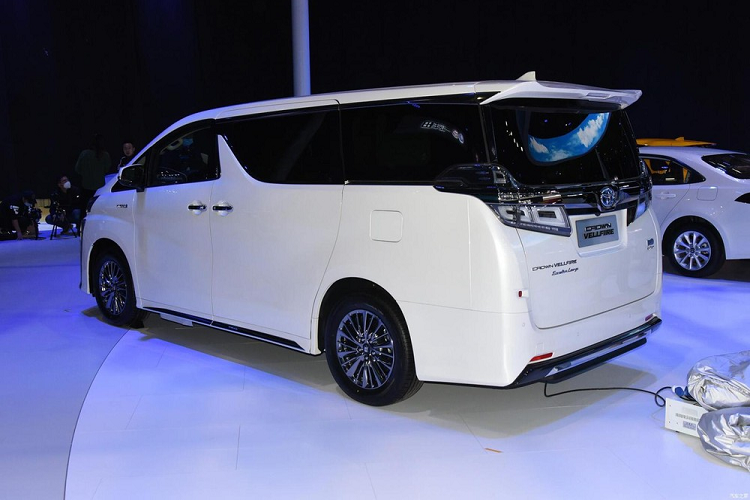 Phần đuôi xe được trang trí bằng cửa kính có diện tích bề mặt lớn, và tương tự như phía đầu, cũng có những dải crôm sáng bóng lớn. Cụm đèn hậu cũng sử dụng thiết kế chụp đèn trong suốt, cộng với cách bố trí ống xả giấu kín khiến cho tổng thể chiếc xe mới trông nổi bật hơn. Đối với nội thất, Toyota Crown Vellfire sử dụng bảng đồng hồ cơ học và vô lăng đa chức năng 4 chấu. Trong khi đó, màn hình cảm ứng trung tâm trông khá lớn và đặt nằm phẳng trên mặt táp lô thay vì nằm nổi giống nhiều mẫu xe mới khác ở Trung Quốc.