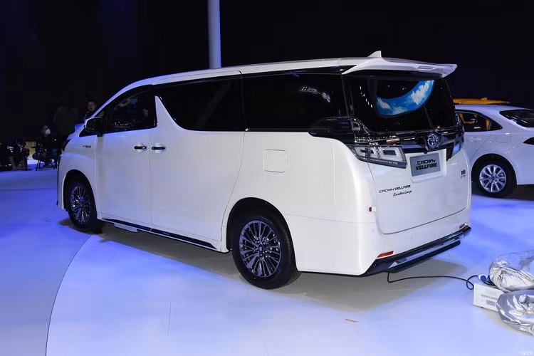 Phần đuôi xe được trang trí bằng cửa kính có diện tích bề mặt lớn, và tương tự như phía đầu, cũng có những dải crôm sáng bóng lớn. Cụm đèn hậu cũng sử dụng thiết kế chụp đèn trong suốt, cộng với cách bố trí ống xả giấu kín khiến cho tổng thể chiếc xe mới trông nổi bật hơn. Đối với nội thất, Toyota Crown Vellfire sử dụng bảng đồng hồ cơ học và vô lăng đa chức năng 4 chấu. Trong khi đó, màn hình cảm ứng trung tâm trông khá lớn và đặt nằm phẳng trên mặt táp lô thay vì nằm nổi giống nhiều mẫu xe mới khác ở Trung Quốc.