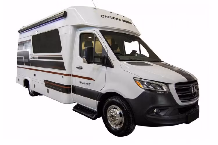  Thương hiệu ôtô Chinook là một cái tên không thể thiếu khi nói đến ngành công nghiệp xe RV. Công ty này đã ra mắt lần đầu với tên Mair &amp; Son, Inc trong năm 1938, nhưng các mẫu xe nổi tiếng nhất của họ là từ những năm 1990 và 2000. Các mẫu xe đó nổi danh nhờ vết tiếp xúc giữa các bánh xe nhỏ, thân vỏ bằng sợi thủy tinh một mảnh, và bố cục mặt sàn nhiều trang bị với một cửa vào phía sau.