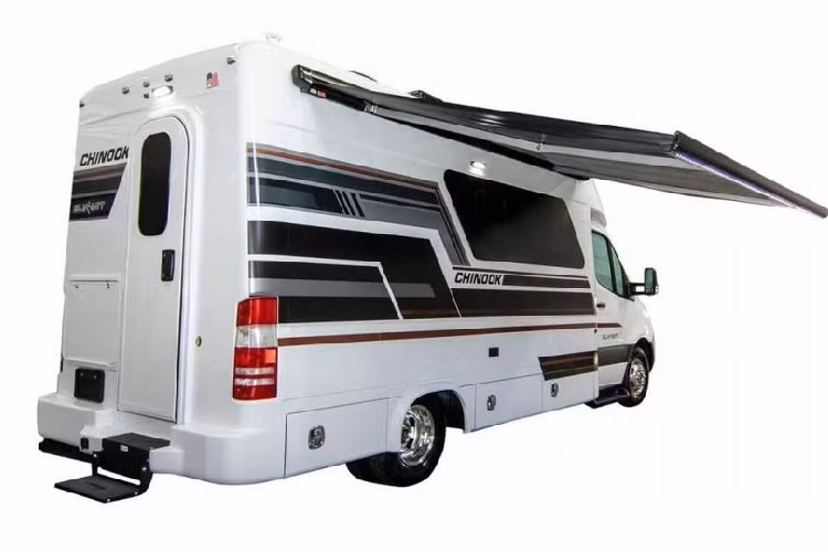 Thật không may, công ty đó đã không sống sót qua cuộc khủng hoảng tài chính năm 2008. Tuy nhiên, từ đống tro tàn, một Chinook mới mẻ đã trỗi dậy với những chủ sở hữu mới, những người đã âm thầm xây dựng lại thương hiệu cùng với các dịch vụ khác trên thị trường RV như xe moóc cắm trại. Giờ đây, Chinook đã sẵn sàng cạnh tranh trở lại trong phân khúc đã khiến họ nổi tiếng bằng sản phẩm mới có tên nhà di động Summit.