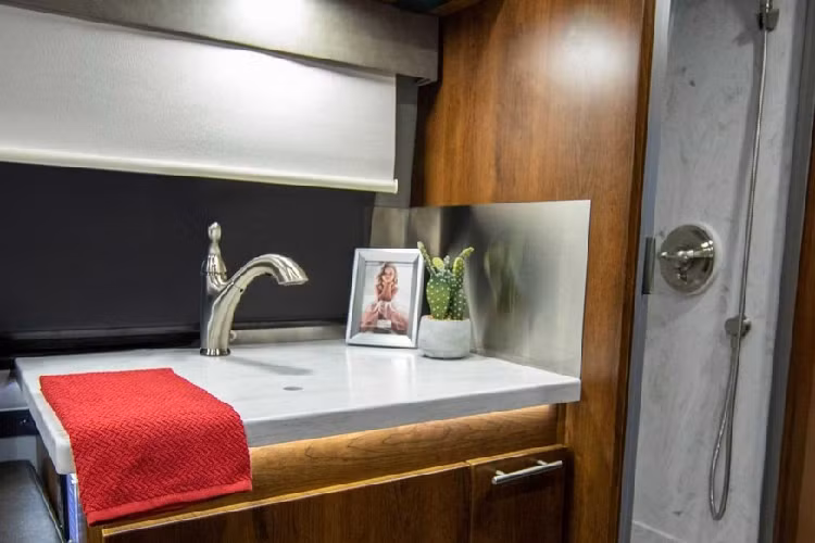 Cùng với chỗ ngủ rộng rãi, phía sau của Summit có phòng tắm và vòi hoa sen riêng biệt. Chiếc xe cũng tích hợp theo bể nước sạch 113,5 lít, bể nước xám 90,8 lít, và bể nước đen 90,8 lít.