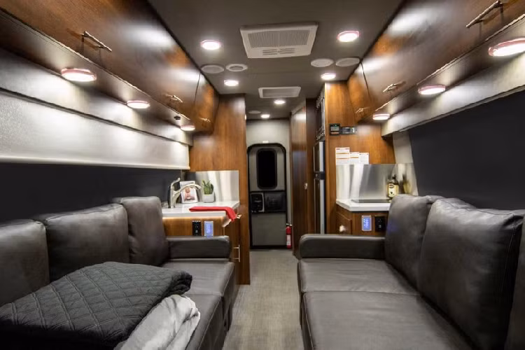 Chinook Summit 2021 mới, với kích thước nhỏ gọn và một cửa vào phía sau, rõ ràng có lấy cảm hứng từ những mẫu RV nổi tiếng trước kia của công ty. Chế tạo dựa trên khung gầm Mercedes-Benz Sprinter, kích thước của nó cho phép người dùng lập cửa hàng tại những không gian giới hạn như trên đường phố đô thị hoặc cạnh dòng suối bên sườn núi. Nó có thể không tiện nghi bằng một chiếc xe cắm trại kiểu overlander, nhưng thế không có nghĩa là nó tồi tệ.