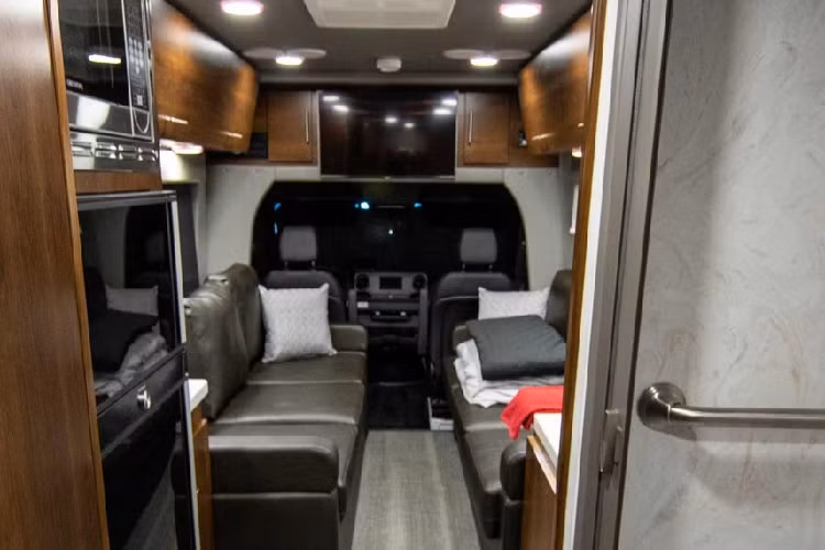 Với chiều dài khoảng 7,2 mét và diện tích 18,58 mét vuông, Summit thực tế lớn hơn một chút so với những mẫu xe Chinook thời xưa, tuy nhiên nội thất vẫn đầy đủ và hoạt động tốt như thế. Một trong những điểm nổi bật nhất của nội thất là hai chiếc ghế dài đối diện nhau, và chúng có thể gập phẳng thành một chiếc giường cỡ king.