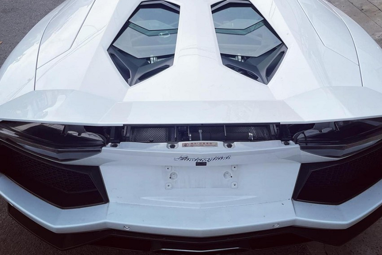 "Trái tim" này kết hợp cùng hộp số tự động 7 cấp ISR và hệ dẫn động 4 bánh, nhờ đó siêu xe mui trần như Lamborghini Aventador LP700-4 chỉ mất khoảng 2,9 giây để tăng tốc từ 0 lên 100 km/h trước khi đạt vận tốc tối đa 350 km/h. Chiếc xe Lamborghini Aventador LP700-4 Roadster mới bọc lại nội thất có trang bị ống xả độ. 