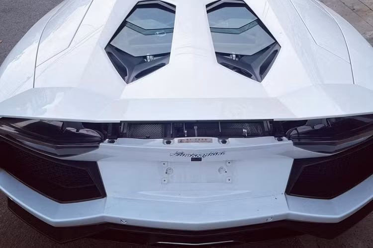 "Trái tim" này kết hợp cùng hộp số tự động 7 cấp ISR và hệ dẫn động 4 bánh, nhờ đó siêu xe mui trần như Lamborghini Aventador LP700-4 chỉ mất khoảng 2,9 giây để tăng tốc từ 0 lên 100 km/h trước khi đạt vận tốc tối đa 350 km/h. Chiếc xe Lamborghini Aventador LP700-4 Roadster mới bọc lại nội thất có trang bị ống xả độ. 