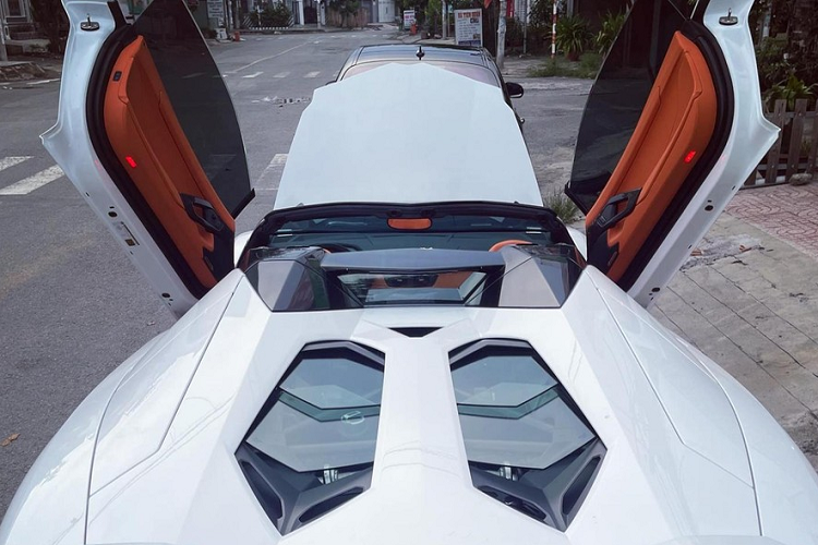 Lamborghini Aventador LP700-4 mui trần lúc mới ra mắt còn có tùy chọn khác rất dễ nhận biết so với bản Coupe chính là kiểu la-zăng 5 chấu kép thiết kế mỏng manh, tuy nhiên sau đó hãng xe Ý cũng đã đưa tùy chọn mới. Hệ truyền động Aventador LP700-4 Roadster là khối động cơ V12, dung tích 6.5 lít, tạo ra công suất tối đa 690 mã lực tại vòng tua máy 8.250 vòng/phút và mô-men xoắn cực đại 690 Nm tại vòng tua máy 5.500 vòng/phút. 