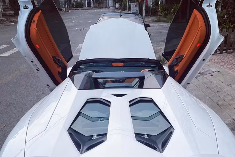 Lamborghini Aventador LP700-4 mui trần lúc mới ra mắt còn có tùy chọn khác rất dễ nhận biết so với bản Coupe chính là kiểu la-zăng 5 chấu kép thiết kế mỏng manh, tuy nhiên sau đó hãng xe Ý cũng đã đưa tùy chọn mới. Hệ truyền động Aventador LP700-4 Roadster là khối động cơ V12, dung tích 6.5 lít, tạo ra công suất tối đa 690 mã lực tại vòng tua máy 8.250 vòng/phút và mô-men xoắn cực đại 690 Nm tại vòng tua máy 5.500 vòng/phút. 