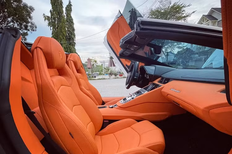 Mỗi mui xe Lamborghini Aventador LP700-4 mui trần chỉ năng khoảng 6 kg và được cố định bằng 1 chốt gạt đặt trên đầu ghế ngồi. Khoang hành lý phía trước sẽ dùng để chứa mui xe. Bên cạnh sự thay đổi này, phiên bản Lamborghini Aventador LP700-4 Roadster còn có một cửa sổ nhỏ phía sau 2 ghế ngồi. 