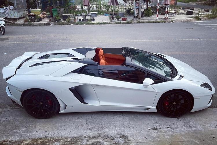 Được biết, hiếc siêu xe Lamborghini Aventador LP700-4 mui trần có màu sơn trắng này sau nhiều lần đổi chủ đã về tay một người chuyên mua bán xe ở huyện Bình Chánh, TP HCM. Để làm mới ngoại thất xe, người này đã cho dán lại đề-can với tông màu xanh lá rất nổi bật nhưng hiện đã cho lột áo để trở về màu sơn nguyên bản. 