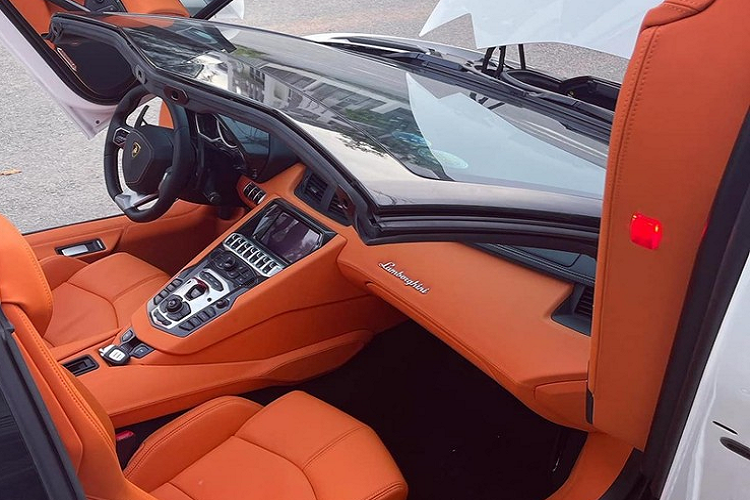 Tông màu mới này đã làm nổi bật lên hẳn khoang lái của xe và còn gây ấn tượng hơn khi xe được tháo mui carbon ra để trở thành bản mui trần. Hiện chưa rõ giá thành trong lần trùng tu nhan sắc này của siêu xe Lamborghini Aventador LP700-4 mui trần nhưng chi phí bỏ ra ước tính phải trên trăm triệu đồng. Màu cam đất này phối cùng với các chi tiết carbon, da màu đen còn xót lại trên vô-lăng hay 1 số chi tiết kim loại đánh bóng của siêu xe mui trần Lamborghini Aventador LP700-4 Roadster. 