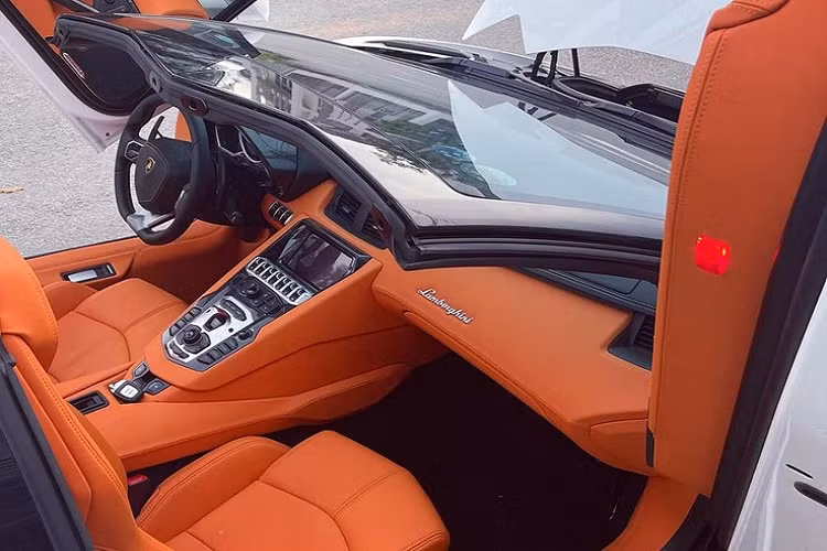 Tông màu mới này đã làm nổi bật lên hẳn khoang lái của xe và còn gây ấn tượng hơn khi xe được tháo mui carbon ra để trở thành bản mui trần. Hiện chưa rõ giá thành trong lần trùng tu nhan sắc này của siêu xe Lamborghini Aventador LP700-4 mui trần nhưng chi phí bỏ ra ước tính phải trên trăm triệu đồng. Màu cam đất này phối cùng với các chi tiết carbon, da màu đen còn xót lại trên vô-lăng hay 1 số chi tiết kim loại đánh bóng của siêu xe mui trần Lamborghini Aventador LP700-4 Roadster. 