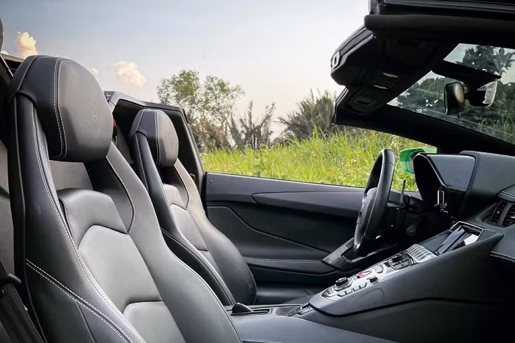 Khác với những chiếc siêu xe Lamborghini Aventador LP700-4 Coupe, bản mui trần có mái nhà hoàn thành với tông màu tối, lý do là phần mui xe là carbon được chia thành 2 mảnh riêng biệt để dễ dàng giúp chủ nhân của xe tháo lắp mỗi khi cần thiết. 