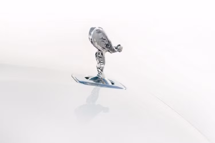 CEO của Rolls-Royce chia sẻ rằng: "Spirit of Ecstasy đại diện cho nhiều điều chứ không chỉ là thương hiệu và các sản phẩm của Rolls-Royce. Đối với các khách hàng của Rolls-Royce, Spirit of Ecstasy là biểu tượng của sự thành công và vị thế, rất dễ nhận diện. Vừa đẹp mắt, vừa đơn giản, sang trọng và quý hiếm, Spirit of Ecstasy gói gọn mọi thứ mà khách hàng tìm kiếm trên một chiếc Rolls-Royce."