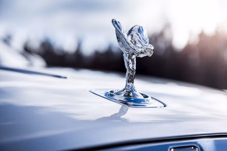 Được trang bị tiêu chuẩn cho mọi chiếc xe Rolls-Royce kể từ năm 1920, Spirit of Ecstasy hay còn được gọi là Flying Lady, có thể được làm bằng các vật liệu khác nhau, bao gồm pha lê mờ hoặc vàng 24 carat, như vậy, Spirit of Ecstasy có thể đắt hàng một chiếc ô tô nhỏ giá rẻ.