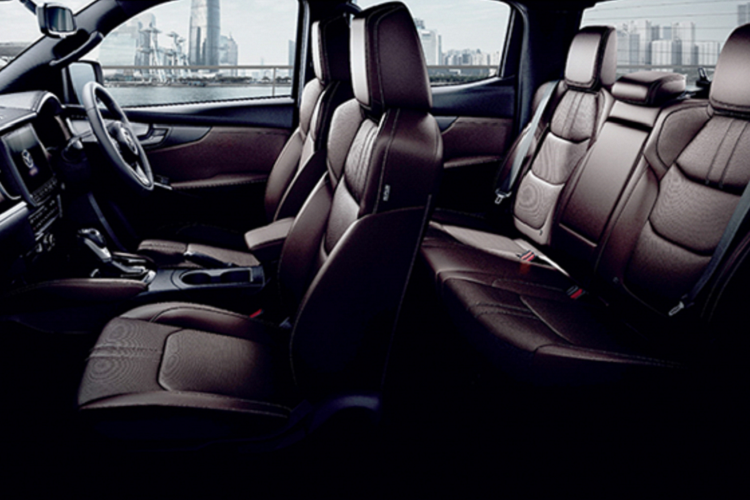 Bên cạnh các trang bị như: Ghế bọc da, ghế lái chỉnh điện 8 hướng. Hệ thống thông tin giải trí sử dụng màn hình WXGA 9 inch độ nét cao, hỗ trợ kết nối điện thoại thông minh, Apple CarPlay và Android Auto, 8 loa giải trí, điều hoà tự động có cửa gió cho hàng ghế sau,…