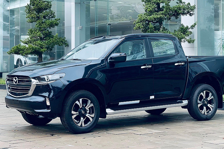 Giá xe Mazda BT-50 2021 bản 1.9 Premium 4×4 dự kiến khoảng 849 triệu; BT-50 1.9 Luxury 4×2: 789 triệu; BT-50 1.9 AT 4×2: 709 triệu; BT-50 1.9 MT 4×2: 659 triệu. Tất cả các phiên bản đều động cơ dầu dung tích 1.9L (RZ4E-TC) cho công suất tối đa 150 mã lực tại 3.600 vòng/phút, mô-men xoắn cực đại 350 Nm ở tốc độ 1.800 - 2.600 vòng/phút. Sức mạnh được truyền xuống cầu sau và hai cầu, thông qua hộp số tự động 6 cấp và số tay 6 cấp ở phiên bản thấp hơn.