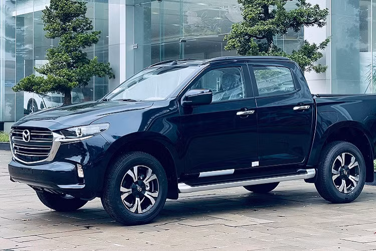 Giá xe Mazda BT-50 2021 bản 1.9 Premium 4×4 dự kiến khoảng 849 triệu; BT-50 1.9 Luxury 4×2: 789 triệu; BT-50 1.9 AT 4×2: 709 triệu; BT-50 1.9 MT 4×2: 659 triệu. Tất cả các phiên bản đều động cơ dầu dung tích 1.9L (RZ4E-TC) cho công suất tối đa 150 mã lực tại 3.600 vòng/phút, mô-men xoắn cực đại 350 Nm ở tốc độ 1.800 - 2.600 vòng/phút. Sức mạnh được truyền xuống cầu sau và hai cầu, thông qua hộp số tự động 6 cấp và số tay 6 cấp ở phiên bản thấp hơn.