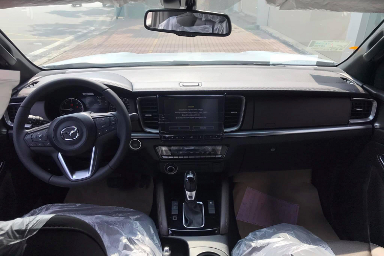 Ngoại thất Mazda BT-50 2021 mới bề thế và hiện đại hơn thế hệ cũ. Được biết, xe có tổng cộng 4 màu sơn gồm: Xám, Xanh, Trắng và Đỏ. Ở phiên bản BT-50 1.9 Premium cao cấp nhất, BT-50 2021 được trang bị khá nhiều “đồ chơi” tiện nghi, giải trí và hỗ trợ lái như: Vô lăng điều chỉnh 4 hướng, chìa khóa từ xa thông minh, động cơ có tính năng khởi động từ xa qua chìa khoá, chức năng tự động bật đèn trong cabin.