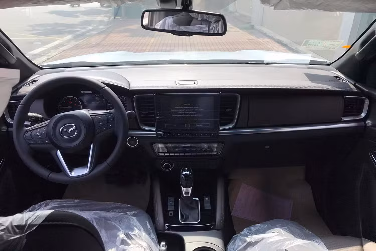 Ngoại thất Mazda BT-50 2021 mới bề thế và hiện đại hơn thế hệ cũ. Được biết, xe có tổng cộng 4 màu sơn gồm: Xám, Xanh, Trắng và Đỏ. Ở phiên bản BT-50 1.9 Premium cao cấp nhất, BT-50 2021 được trang bị khá nhiều “đồ chơi” tiện nghi, giải trí và hỗ trợ lái như: Vô lăng điều chỉnh 4 hướng, chìa khóa từ xa thông minh, động cơ có tính năng khởi động từ xa qua chìa khoá, chức năng tự động bật đèn trong cabin.