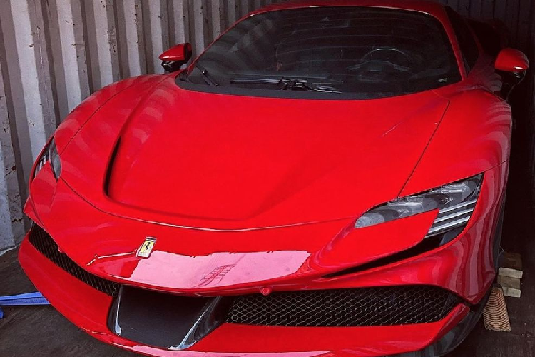 Mới đây, một đơn vị kinh doanh xe sang và siêu xe ở TP. HCM vừa đưa về siêu phẩm Ferrari SF90 Stradale đầu tiên tại Việt Nam. Được biết, chiếc xe này đã có chủ nhân đặt trước và người này vốn cũng là một đại gia khét tiếng trong giới chơi xe khu vực miền Nam.