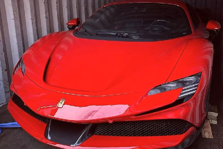 Mới đây, một đơn vị kinh doanh xe sang và siêu xe ở TP. HCM vừa đưa về siêu phẩm Ferrari SF90 Stradale đầu tiên tại Việt Nam. Được biết, chiếc xe này đã có chủ nhân đặt trước và người này vốn cũng là một đại gia khét tiếng trong giới chơi xe khu vực miền Nam.