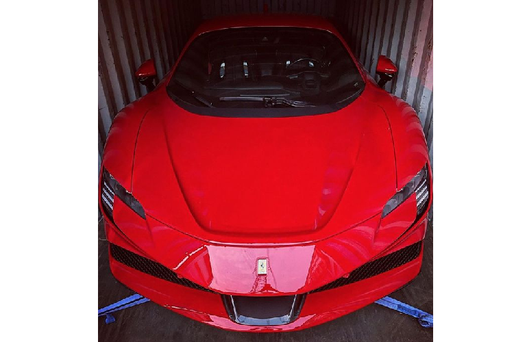 Siêu xe Ferrari SF90 Stradale đầu tiên tại Việt Nam có nước sơn ngoại thất màu đỏ Rosso Corsa đặc trưng của Ferrari. Trước đó, cũng có một số đơn vị nhập xe tư nhân từng đăng đàn về việc sẽ đưa mẫu Ferrari SF90 Stradale về nước trong khoảng thời gian trước và sau Tết nguyên đán. Trong đó, bao gồm một chiếc Ferrari SF90 Stradale màu vàng của doanh nhân Hoàng Kim Khánh và một chiếc màu đỏ của nữ doanh nhân 9x trong ngành cà phê.