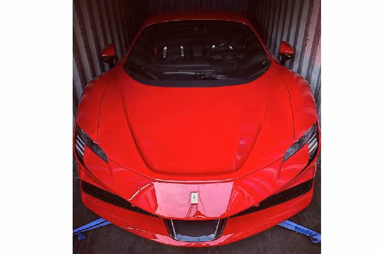 Siêu xe Ferrari SF90 Stradale đầu tiên tại Việt Nam có nước sơn ngoại thất màu đỏ Rosso Corsa đặc trưng của Ferrari. Trước đó, cũng có một số đơn vị nhập xe tư nhân từng đăng đàn về việc sẽ đưa mẫu Ferrari SF90 Stradale về nước trong khoảng thời gian trước và sau Tết nguyên đán. Trong đó, bao gồm một chiếc Ferrari SF90 Stradale màu vàng của doanh nhân Hoàng Kim Khánh và một chiếc màu đỏ của nữ doanh nhân 9x trong ngành cà phê.