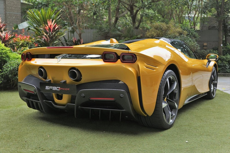 SF90 Spider chính là phiên bản mui trần của dòng siêu xe Ferrari SF90 Stradale đã có 2 chiếc về Việt Nam và một chiếc SF90 Stradale đang chuẩn bị về Việt Nam bàn giao cho Cường Đô la. Hiện cũng đã có một khách hàng Việt chọn mua Ferrari SF90 Spider nhưng không rõ khi nào về nước và mua xe theo diện chính hãng hay nhập khẩu tư nhân.
