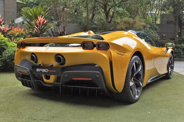 SF90 Spider chính là phiên bản mui trần của dòng siêu xe Ferrari SF90 Stradale đã có 2 chiếc về Việt Nam và một chiếc SF90 Stradale đang chuẩn bị về Việt Nam bàn giao cho Cường Đô la. Hiện cũng đã có một khách hàng Việt chọn mua Ferrari SF90 Spider nhưng không rõ khi nào về nước và mua xe theo diện chính hãng hay nhập khẩu tư nhân.