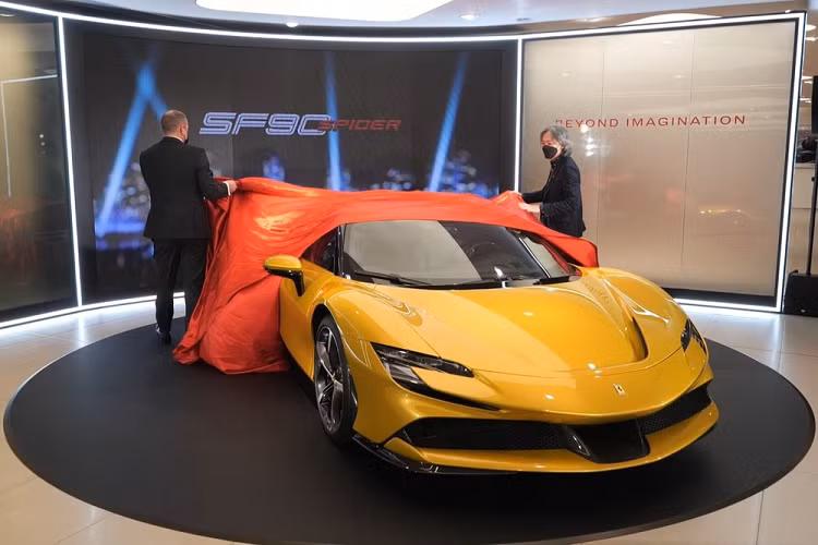 Mới đây, đại lý Ferrari ở Hong Kong đã chính thức giới thiệu mẫu siêu xe mui trần hybrid SF90 Spider đến với các nhà giàu ở Hương Cảng. Động thái này khiến giới nhà giàu tại Việt Nam rất quan tâm vì vẫn chưa có chiếc siêu xe mui trần Ferrari SF90 Spider mới nào được mang về dải đất hình chữ S.