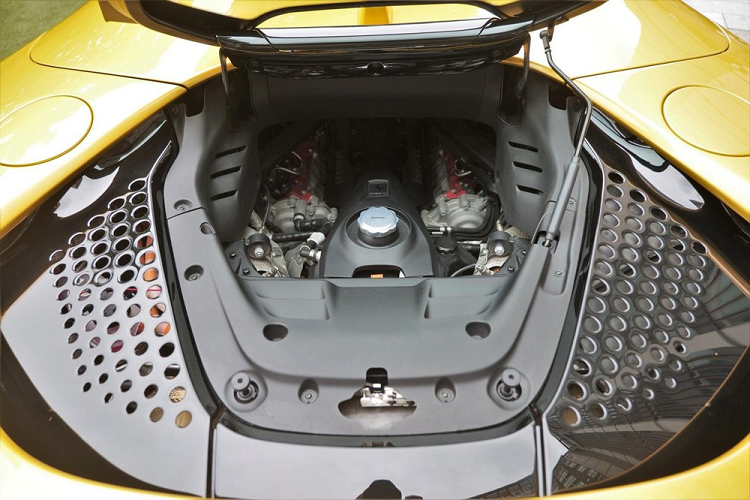 Ferrari nói rằng họ đã dịch chuyển khoang lái tiến lên phía trước một chút so với Stradale, nóc xe cũng được hạ thấp 20 mm, và tạo cột A mỏng hơn cộng thêm khiến kính chắn gió thêm dốc hơn.