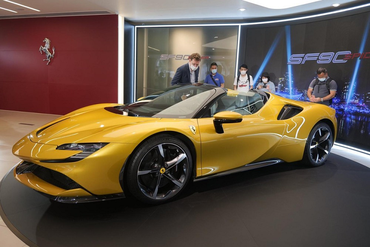 Nội thất của phiên bản Spider vẫn giống với Stradale, đồng nghĩa nó vẫn có bảng đồng hồ kỹ thuật số màn HD cong cỡ 16 inch nổi bật với khả năng hiển thị nhiều thông tin và tùy chọn cá nhân hóa. Ngoài ra, nội thất xe còn có trang bị tính năng HUD và hệ thống điều khiển cảm ứng mới nhất của Ferrari trên vô lăng và mặt táp lô