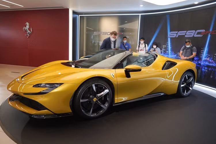 Nội thất của phiên bản Spider vẫn giống với Stradale, đồng nghĩa nó vẫn có bảng đồng hồ kỹ thuật số màn HD cong cỡ 16 inch nổi bật với khả năng hiển thị nhiều thông tin và tùy chọn cá nhân hóa. Ngoài ra, nội thất xe còn có trang bị tính năng HUD và hệ thống điều khiển cảm ứng mới nhất của Ferrari trên vô lăng và mặt táp lô