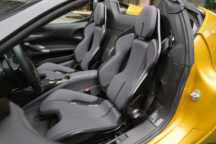 Được biết, lô hàng siêu xe mui trần Ferrari SF90 Spider đầu tiên bàn giao cho các khách hàng ở Hồng Kông có thể được thực hiện vào quý IV năm nay, nhưng nếu chốt đơn hàng ngay từ bây giờ thì các đại gia chỉ có thể nhận xe vào giữa năm 2022, điều này cho thấy mẫu xe Ferrari SF90 Spider gần như cháy hàng trên thế giới.