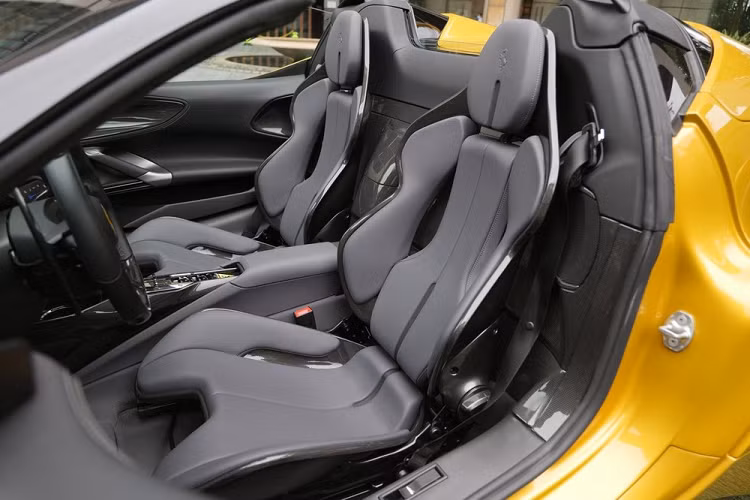 Được biết, lô hàng siêu xe mui trần Ferrari SF90 Spider đầu tiên bàn giao cho các khách hàng ở Hồng Kông có thể được thực hiện vào quý IV năm nay, nhưng nếu chốt đơn hàng ngay từ bây giờ thì các đại gia chỉ có thể nhận xe vào giữa năm 2022, điều này cho thấy mẫu xe Ferrari SF90 Spider gần như cháy hàng trên thế giới.