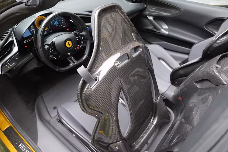 Ferrari khẳng định rằng siêu xe mui trần SF90 Spider cũng nhanh như SF90 Stradale khi chỉ mất thời gian 2,5 giây để tăng tốc từ vị trí xuất phát lên 100 km/h, và chỉ 7 giây để đua nước rút từ 0-200 km/h, trong khi tốc độ tối đa là 340 km/h.