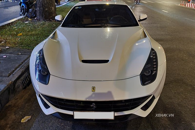 Vì đã khá "nhiều tuổi" nên so với các siêu xe hiện đại nên trang bị của chiếc Ferrari F12 Berlinetta hàng hiếm không quá nổi bật, xe chỉ có đèn pha bi-xenon kết hợp với dải LED định vị. Tuy nhiên, thiết kế tổng thể của "ngựa chồm" lại luôn thu hút sự quan tâm của mọi người xung quanh.