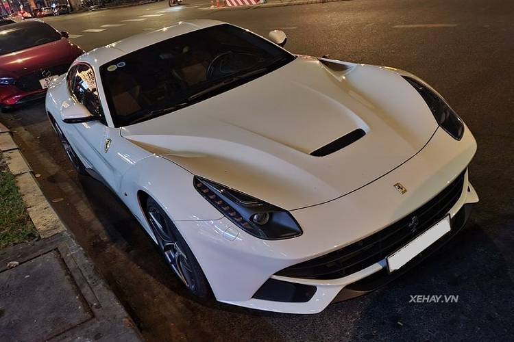 Trái tim của Ferrari F12 Berlinetta là khối động cơ hút khí tự nhiên V12 6.3L sản sinh công suất 730 mã lực và mô-men xoắn cực đại 690Nm, không thua kém gì các siêu xe hiện đại ngày nay.