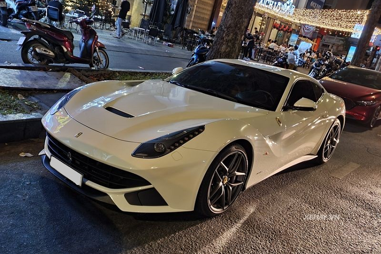 Đầu xe nổi bật với lưới tản nhiệt cỡ lớn trông rất hầm hố và nắp ca-pô thể thao với hốc gió cỡ lớn ở trung tâm, trong khi đó phần thân xe gây ấn tượng với các đường dập nổi cùng nhiều khe gió thể thao.