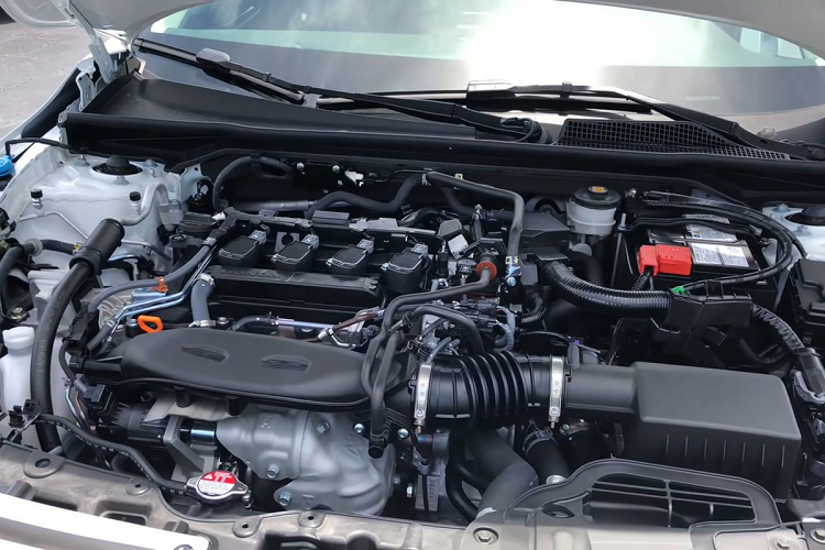 Khi nhìn từ phần thân, Honda Civic 2022 không còn dáng vẻ thể thao như phong cách xe coupe đã thể hiện ở mô hình cũ và nữ Reviewer này cho rằng thiết kế khá giống "đàn em" City đang bán ở Việt Nam. Mỗi phiên bản sẽ sử dụng bộ mâm kích thước và tạo hình khác nhau, đây là bản tầm trung nên mâm xe sẽ là 17 inch tạo dạng cánh hoa phay bóng 2 màu. Cải tiến ở Civic mới đến từ gương chiếu hậu và đặt thấp xuống cánh cửa giúp tầm quan 2 bên tốt hơn.