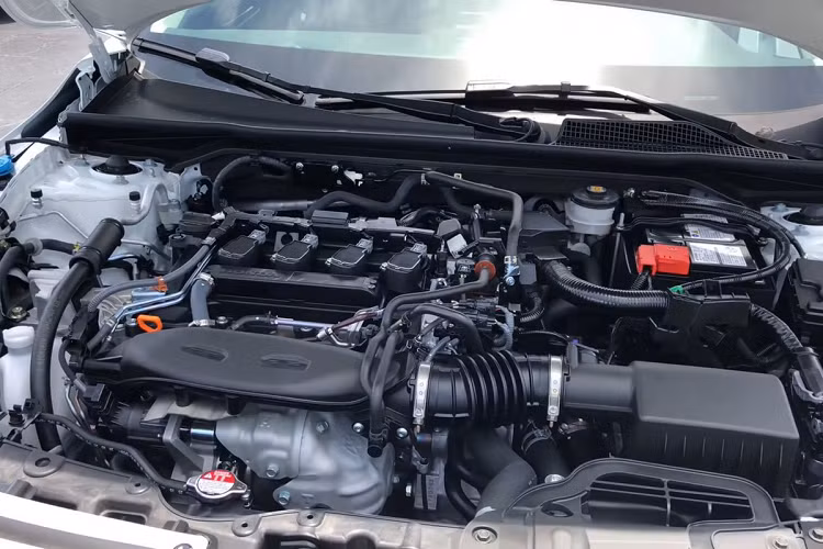 Khi nhìn từ phần thân, Honda Civic 2022 không còn dáng vẻ thể thao như phong cách xe coupe đã thể hiện ở mô hình cũ và nữ Reviewer này cho rằng thiết kế khá giống "đàn em" City đang bán ở Việt Nam. Mỗi phiên bản sẽ sử dụng bộ mâm kích thước và tạo hình khác nhau, đây là bản tầm trung nên mâm xe sẽ là 17 inch tạo dạng cánh hoa phay bóng 2 màu. Cải tiến ở Civic mới đến từ gương chiếu hậu và đặt thấp xuống cánh cửa giúp tầm quan 2 bên tốt hơn.