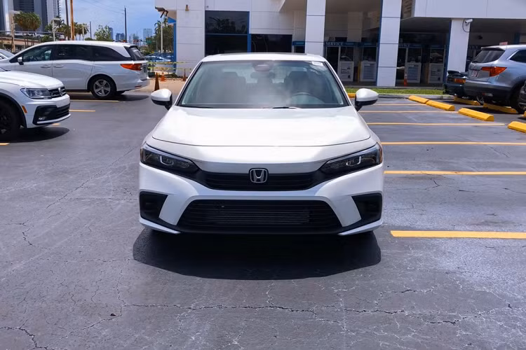 Theo trải nghiệm thực tế của nữ Youtuber này, Honda Civic 2022 đã rộng rãi hơn trước khi ngồi ở hàng ghế phía sau. Để có được điều này, rõ ràng việc loại bỏ dáng coupe trần thấp là điểm mấu chốt, cùng với đó là việc Civic 2022 đã tăng 36 mm trục cơ sở đạt 2.736 mm. Tuy nhiên, đáng tiếc xe không có trang bị cửa gió điều hòa phía sau, đây sẽ nhược điểm nếu xe giữ nguyên khi về Việt Nam.