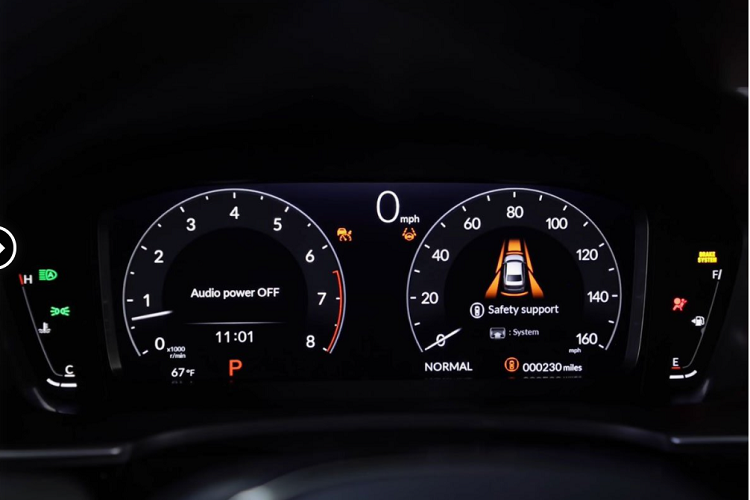 Trong khi đó, đuôi xe đã mất phong cách coupe nên Honda Civic 2022 giờ đây khá hiền hòa, cánh gió gắn liền cốp xe, đèn hậu LED dạng móc câu đối lập và phần cản sau kết hợp chi tiết nhựa đen. Nếu như ngoại hình của Honda Civic 2022 đi theo phong cách hiền lành và bớt đi vẻ ấn tượng so với thế hệ cũ thì nội thất đánh nữ Reviewer nhận định là sự kết hợp của vẻ cổ điển và hiện đại. Không khó để nhận ra hình bóng "đàn anh" Accord được Honda sử dụng ở khoang lái Civic với nhiều chi tiết cải tiến.