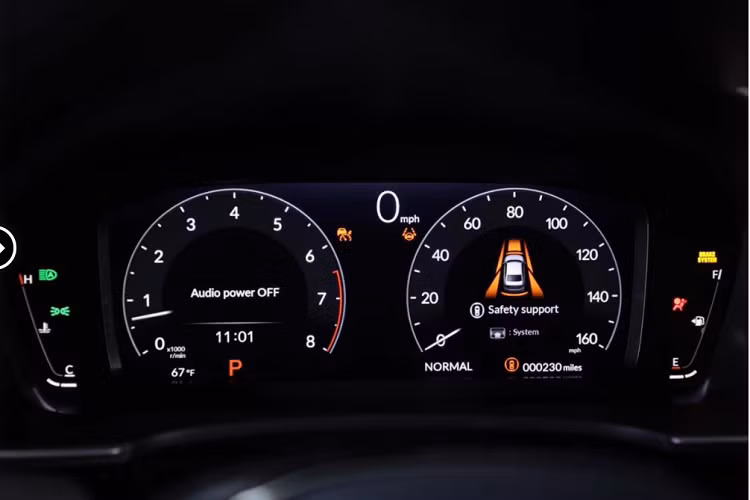 Trong khi đó, đuôi xe đã mất phong cách coupe nên Honda Civic 2022 giờ đây khá hiền hòa, cánh gió gắn liền cốp xe, đèn hậu LED dạng móc câu đối lập và phần cản sau kết hợp chi tiết nhựa đen. Nếu như ngoại hình của Honda Civic 2022 đi theo phong cách hiền lành và bớt đi vẻ ấn tượng so với thế hệ cũ thì nội thất đánh nữ Reviewer nhận định là sự kết hợp của vẻ cổ điển và hiện đại. Không khó để nhận ra hình bóng "đàn anh" Accord được Honda sử dụng ở khoang lái Civic với nhiều chi tiết cải tiến.