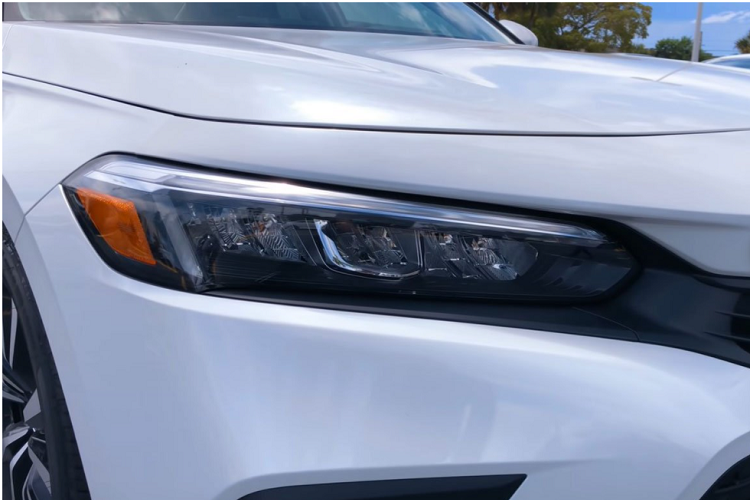 Vô-lăng của Honda Civic EX 2022 cũng được nâng với việc bổ sung thêm một số tính năng an toàn của gói Honda Sensing như: hệ thống ga hành trình thích ứng, hệ thống cảnh báo lệch làn đường &amp; hỗ trợ giữ làn. Ngoài ra, gói an toàn này còn có thêm hệ thống nhận diện người đi bộ qua camera, giám sát điểm mù, phòng tránh va chạm trước/sau, hỗ trợ phanh tự động thông minh...