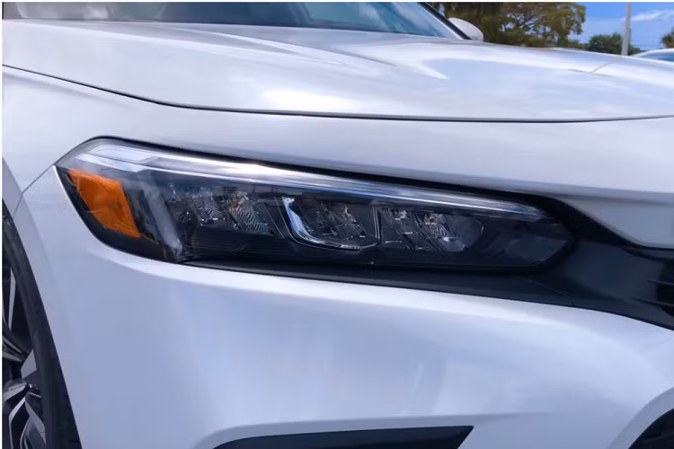 Vô-lăng của Honda Civic EX 2022 cũng được nâng với việc bổ sung thêm một số tính năng an toàn của gói Honda Sensing như: hệ thống ga hành trình thích ứng, hệ thống cảnh báo lệch làn đường &amp; hỗ trợ giữ làn. Ngoài ra, gói an toàn này còn có thêm hệ thống nhận diện người đi bộ qua camera, giám sát điểm mù, phòng tránh va chạm trước/sau, hỗ trợ phanh tự động thông minh...